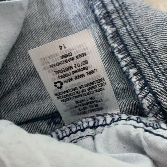 BOYS LIGHT WASH JEANS - Picture 4 of 6